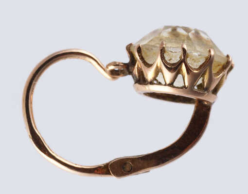 Серьги из золота (по клейму 56), содержат природные вставки из горного хрусталя